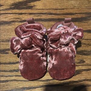 Robeez Velvet Baby Shoes in Rose